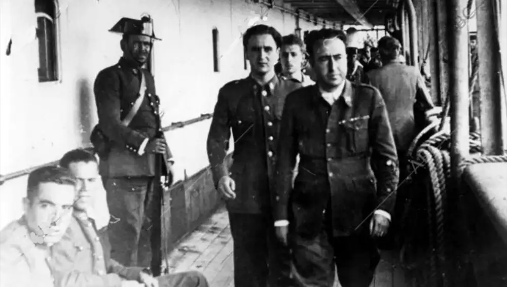 Los Oficiales Nacionales Detenidos en el buque Prisión "Uruguay", en el puerto de Barcelona, Esperan las Deliberaciones del consejo de Guerra (13 de agosto de 1936)