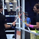 Dominic Thiem y Rafa Nadal se saludan después de su partido en las Nitto ATP Finals