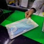 Una persona compra una mascarilla