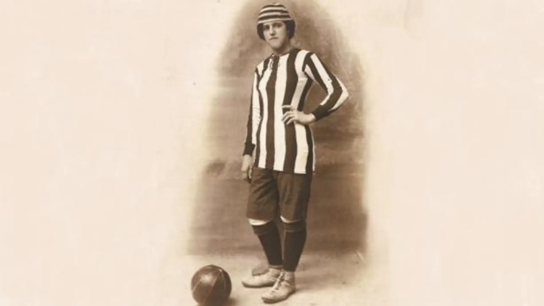 Nita Carmona vestida con la equipación del Sporting de Málaga. publñicada por el periodistas Jesús Hurtado en su blog Velezedario