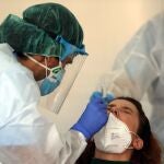 Una vecina de la localidad bilbaína de Santutxu se somete a una prueba de pcr en el hospital de la capital vizcaína. EFE/LUIS TEJIDO