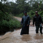 17 November 2020, Nicaragua, Siuna: Two men wade through the waters of an overflowing river after the devastating hurricane Iota made landfall in Nicaragua. Photo: Carlos Herrera/dpa17/11/2020 ONLY FOR USE IN SPAIN
