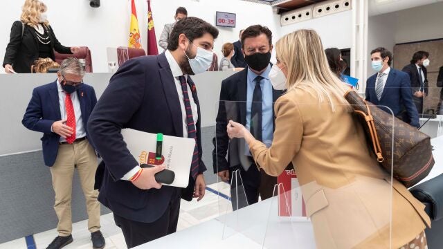 El presidente de la Comunidad de Murcia Fernando López Miras (2i), la consejera de Empresa, Industria y portavoz del gobierno regional, Ana Martínez Vidal (d) y el portavoz del grupo parlamentario de Ciudadanos Juan José Molina (c)