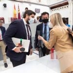 El presidente de la Comunidad de Murcia Fernando López Miras (2i), la consejera de Empresa, Industria y portavoz del gobierno regional, Ana Martínez Vidal (d) y el portavoz del grupo parlamentario de Ciudadanos Juan José Molina (c)