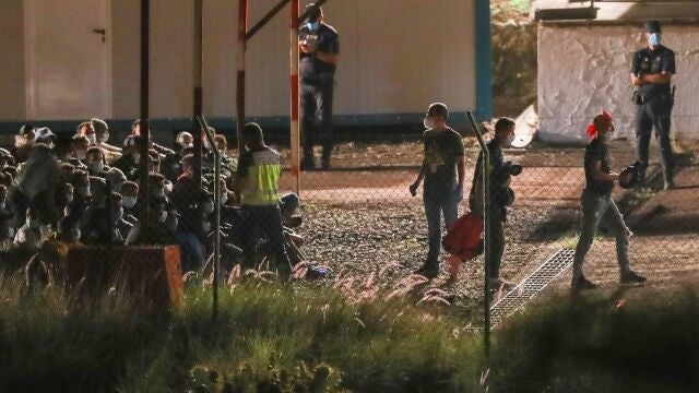 El campamento instalado en el antiguo polvorín de Barranco Seco ha recibido en la noche de este miércoles a 200 inmigrantes del muelle de Arguineguín