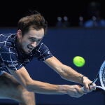 Daniil Medvedev devuelve una bola de revés estirado en el partido de las Finales ATP contra Djokovic, al que venció