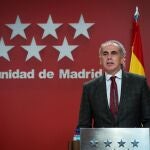 GRAF1105. MADRID, 18/11/2020.- El consejero de Sanidad, Enrique Ruiz Escudero durante la rueda de prensa conjunta con elvvicepresidente de la Comunidad de Madrid, Ignacio Aguado (no en la imagen) y el este miércoles tras la reunión del Consejo de Gobierno de la Comunidad de Madrid. EFE/Luca Piergiovanni POOL