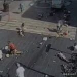 A la izquierda, con un círculo rojo alrededor, el terrorista huye tras cometer el atentado en las Ramblas de Barcelona