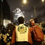-FOTODELDIA- AME9098. LIMA (PERÚ), 17/11/2020.- Manifestantes protestan en los exteriores del Congreso peruano pidiendo una nueva constitución hoy, tras la posesión Francisco Sagasti como nuevo presidente del país, en Lima (Perú). En medio de una grave crisis política, social, sanitaria y económica, Perú comenzó este martes a encauzar el camino democrático hacia el bicentenario de su independencia con la toma de mando del político liberal Francisco Sagasti como tercer presidente del país andino en tan solo ocho días. EFE/Aldair Mejía