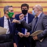El vicepresidente del la Junta de Andalucía, Juan Marín (c), de Ciudadanos; el consejero de Hacienda, Juan Bravo (i), y el portavoz de Vox en el Parlamento andaluz, Alejandro Hernández (d)