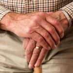 Manos de una persona anciana