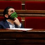 El conseller de Trabajo, Chakir El Homrani, durante el pleno del Parlament que acoge una nueva sesión de control al gobierno de la Generalitat, tras los últimos ceses en el departamento de Trabajo, que han llevado a la oposición a exigir su dimisión. EFE/Quique Garcia