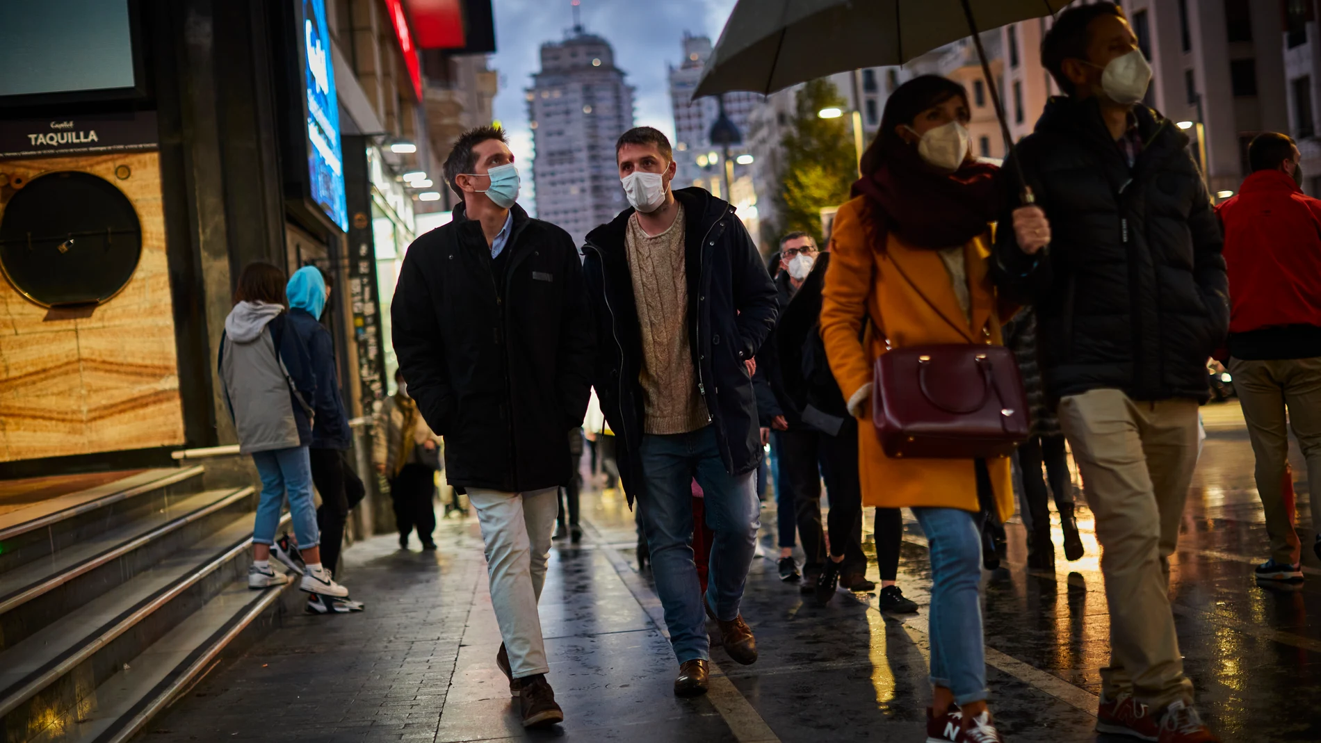 Nada sería peor que caer en el error de pensar que hemos superado la pandemia. Nos quedan meses de mascarillas