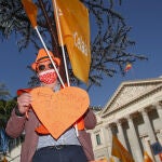 Un hombre sostiene una pancarta en una manifestación contra la "Ley Celaá" en el Congreso