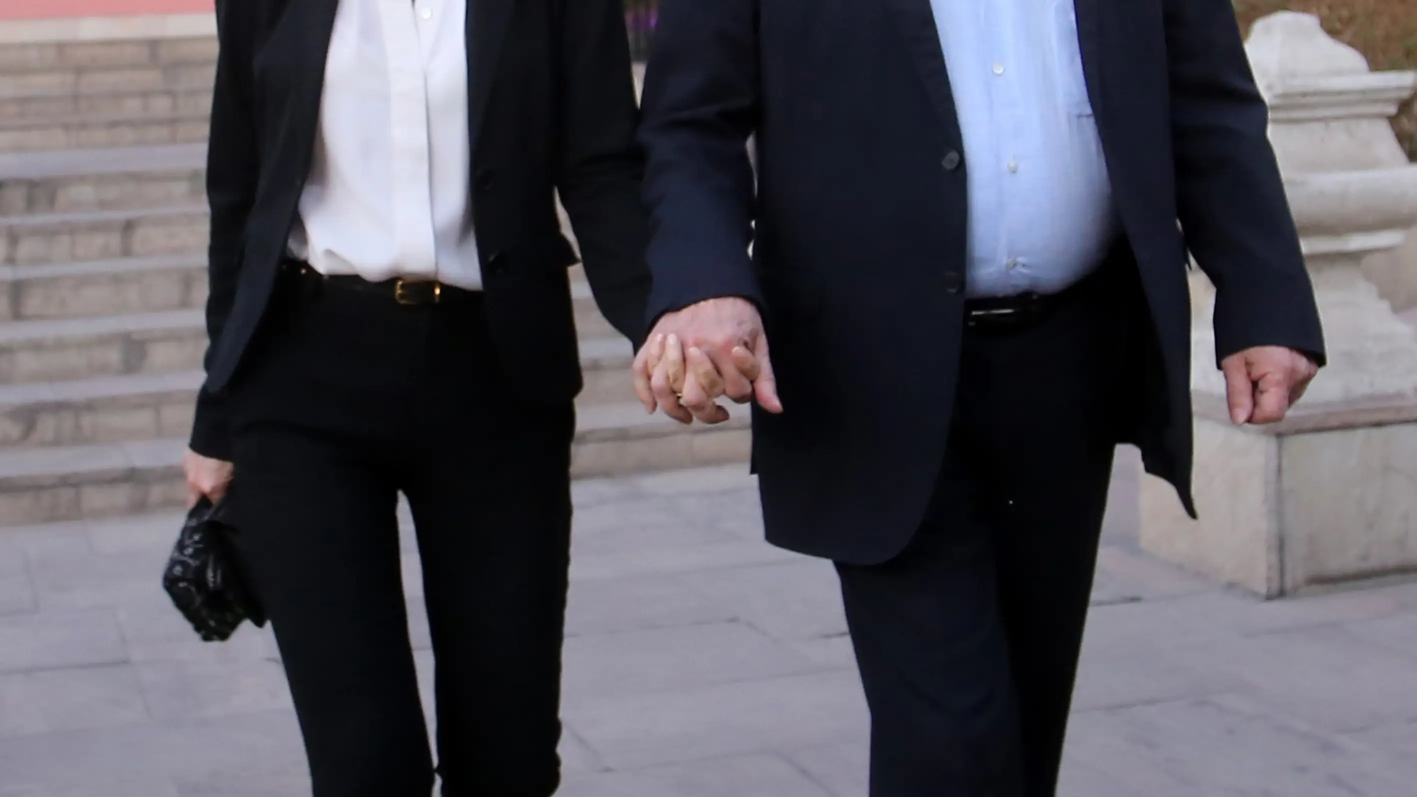 El escritor Mario Vargas Llosa e Isabel Preysler en Arequipa 09/11/2018en la foto : cogidos de la mano