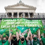 Manifestación de mujeres a favor del derecho al aborto frente al Congreso argentino