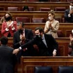 El diputado de Vox, Joaquín robles, es felicitado por sus compañeros de partido, Javier Ortega Smith e Iván Espinosa
