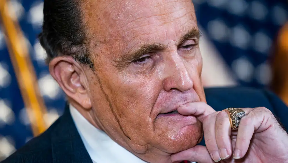 El abogado del presidente de Estados Unidos, Donald J. Trump, y ex alcalde de Nueva York Rudy Giuliani, durante la rueda de prensa acalorada