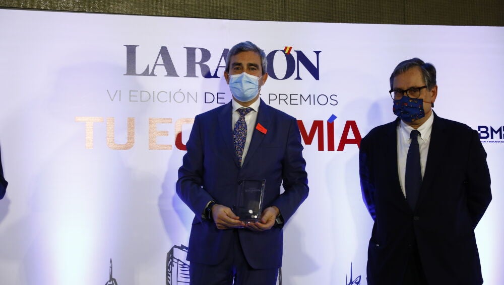 Jesús Presa, director de Comunicación de Renault España, posa en el estrado junto a Francisco Marhuenda