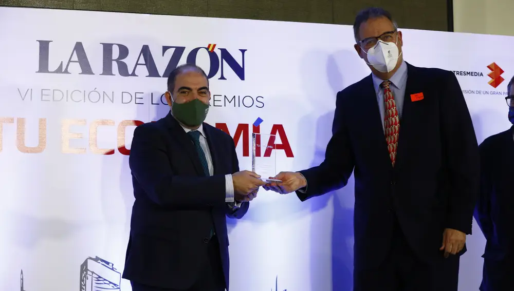 Lorenzo Amor (izq.), presidente de la Asociación, recibe el premio de manos de César Cort, presidente de la Junta de Compensación de Valdebebas