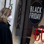 Imagen del escaparate de una tienda con descuentos por el Black Friday