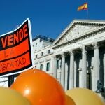 Miembros de la plataforma "Más plurales" se manifestaron ayer en frente del Congreso contra la ley Celaá