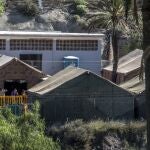 Migrantes en las instalaciones militares de Barranco Seco en Gran Canaria, donde se albergan en carpas