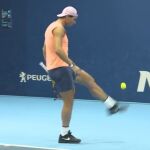 Nadal muestra su calidad como futbolista durante un entrenamiento en la Copa Masters