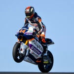 Arón Canet hace un caballito en el circuito de Portimao