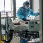 Un enfermo de Covid-19 es atendido por una fisioterapeuta en la UCI del hospital Son Espases de Palma de Mallorca