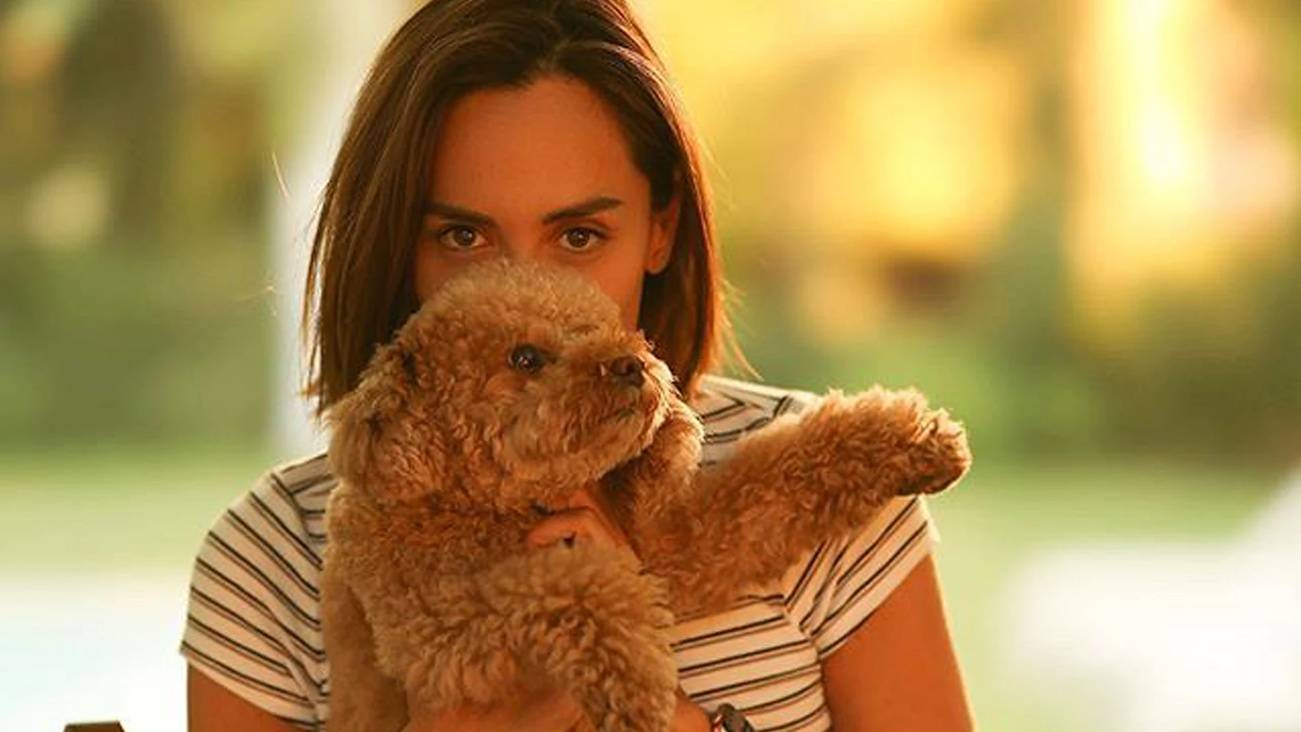 Tamara Falcó con su perra Jacinta.