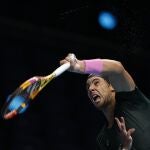 Nadal hace un saque durante la última Copa Masters