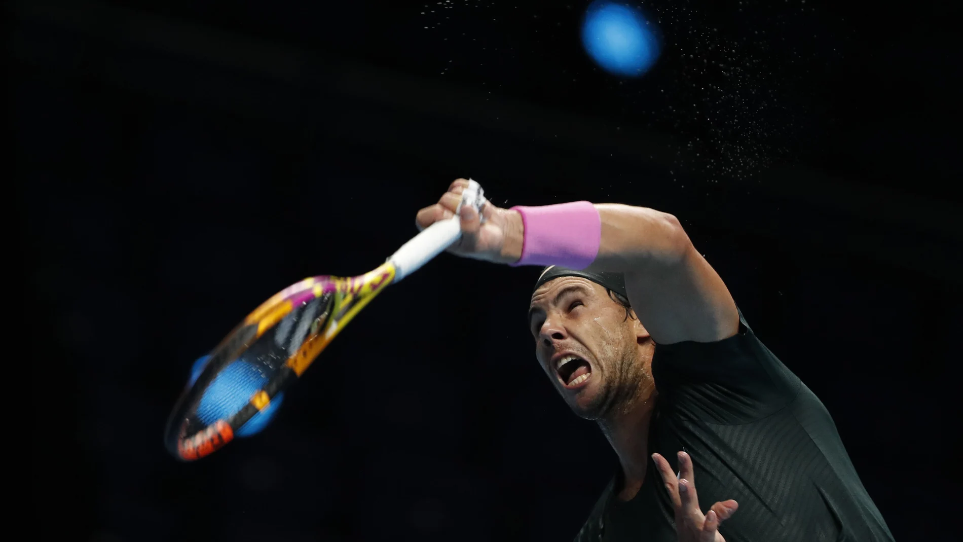 Nadal hace un saque durante la última Copa Masters