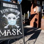 Una señal recuerda el uso de la mascarilla en un restaurante en Contra Costa County, en Walnut Creek, California
