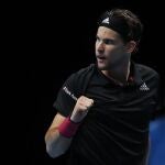 Dominic Thiem celebra un punto en la semifinal de la Copa Masters ante Djokovic