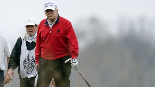 Donald Trump jugando al golf