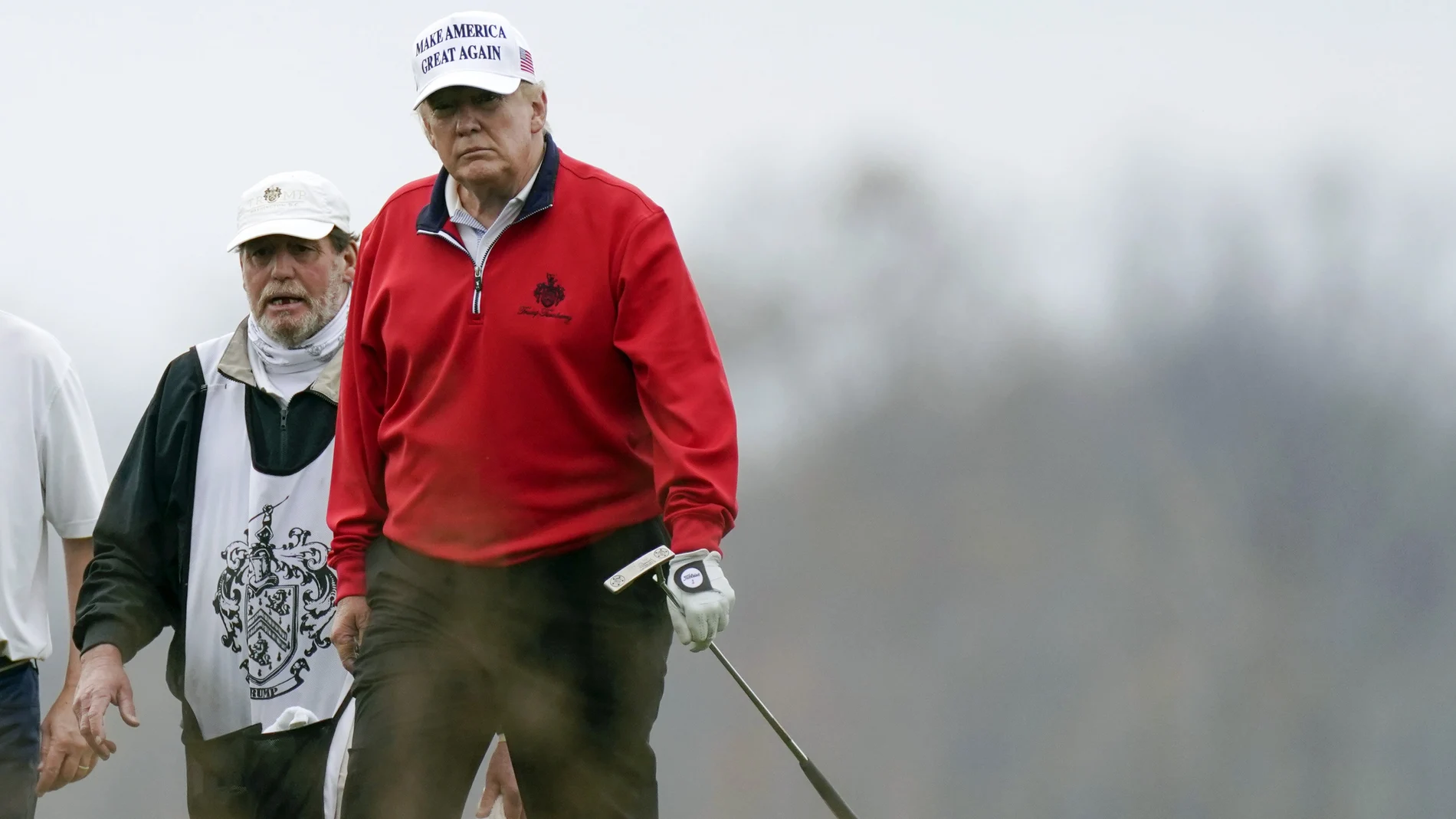Donald Trump jugando al golf