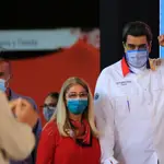 Nicolás Maduro (d) acompañado de la primera dama Cilia Flores en un acto de gobierno hoy, en Caracas (Venezuela). Maduro propuso este viernes juzgar a los actuales diputados, en su mayoría de corte opositor, en el próximo Parlamento que será elegido en los comicios legislativos del 6 de diciembre, a los que no acudirá la mayoría de los antichavistas por considerarlos un fraude.