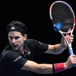 Dominic Thiem, preparado para golpear con su poderoso revés en la semifinal de la Copa Masters ante Djokovic