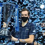Medvedev, con la copa de campeón del Masters, tras derrotar en la final a Thiem