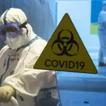 Un enfermero trabaja en un hospital de Moscú con enfermos de covid-19