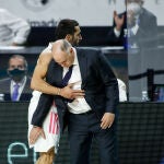 Campazzo y Laso se saludan en el último partido del base con el Real Madrid