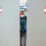 Un viajero a su llegada al aeropuerto de El Prat de Barcelona