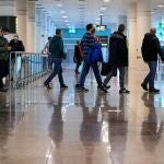 Viajeros a su llegada al aeropuerto de El Prat de Barcelona EFE/Alejandro García.