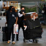 Varios turistas de diferentes países a la llegada del aeropuerto de Málaga, tras pasar el control de aduanas de dicho aeropuerto donde es imprescindible una prueba de PCR negativo impuesto por el Gobierno de España, para poder entrar en la localidad