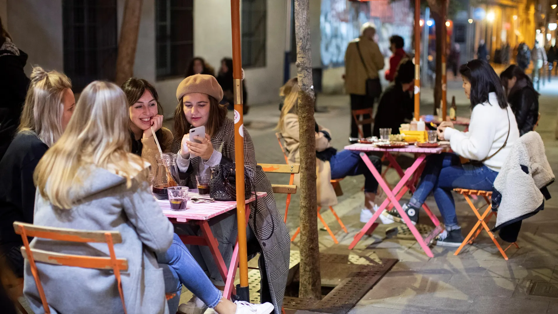 Varias personas conversan en la terraza de un bar de Barcelona, el lunes en el que se ha iniciado la fase 1 de la desescalada en Cataluña con la reapertura, limitada en horario y aforo, de bares, restaurantes, deporte y cultura