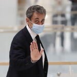 El ex presidente francés Nicolas Sarkozy se sentó brevemente este lunes en el banquillo