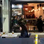 Varias personas conversan en la terraza de un bar de Barcelona