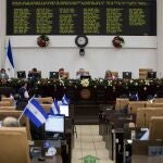 AME372. MANAGUA (NICARAGUA), 24/11/2020.- Diputados de la Asamblea Nacional (AN), participan de una sesión hoy martes, para gestionar un préstamo de 185,3 millones de dólares con el Fondo Monetario Internacional (FMI) para hacer frente a la pandemia de la covid-19 y a los daños causados por los huracanes Eta e Iota que azotaron recientemente el país hoy, 24 de noviembre de 2020, en Managua. EFE/Jorge Torres