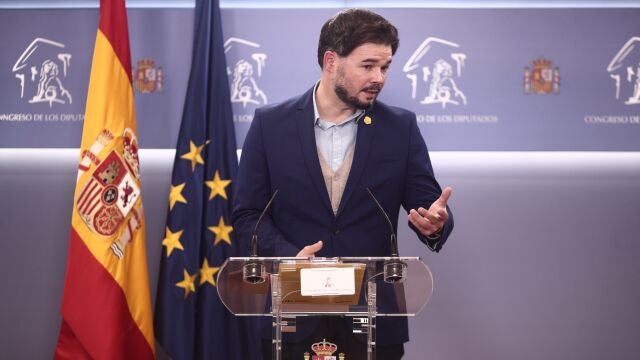 El portavoz de ERC en el Congreso, Gabriel Rufián, interviene en una rueda de prensa posterior a la Comisión de Presupuestos en el Congreso de los Diputados, en Madrid